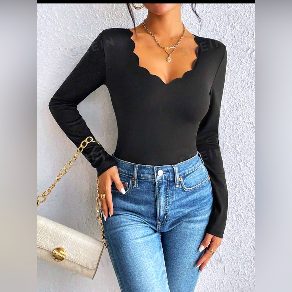 Scallop trim fitted tee